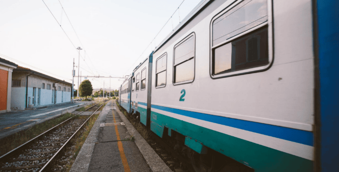 मेरी रेल यात्रा पर निबंध हिंदी में (Meri Pehli Rail Yatra Par Nibandh)